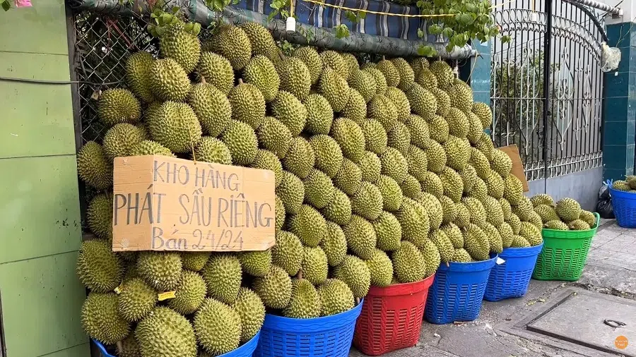 A screen shot from a video featuring durians for sale in Vietnam. (Internet)