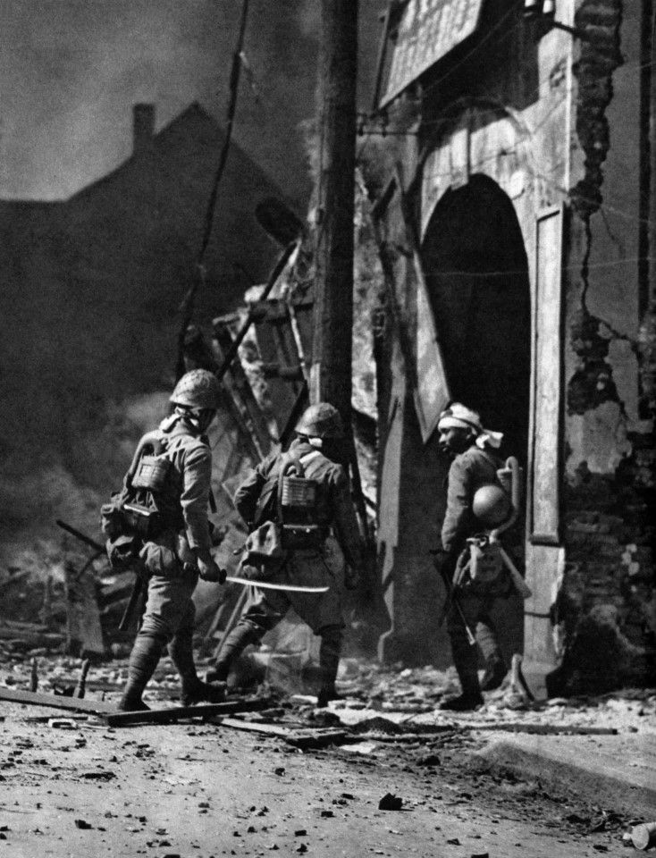 Japanese troops with bared swords entering a home in Zhabei, Shanghai on 27 October 1937. Chinese troops engaged in intense street fighting with the Japanese.