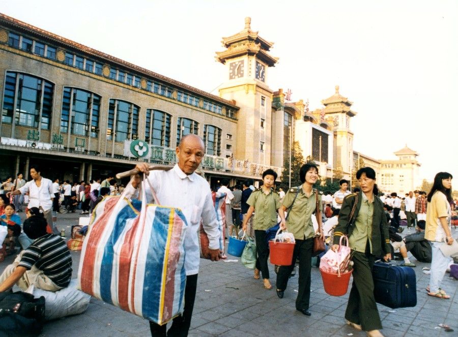 In 1995, Beijing Railway Station was crowded with migrant workers from other places looking for jobs, reflecting rapid economic development.