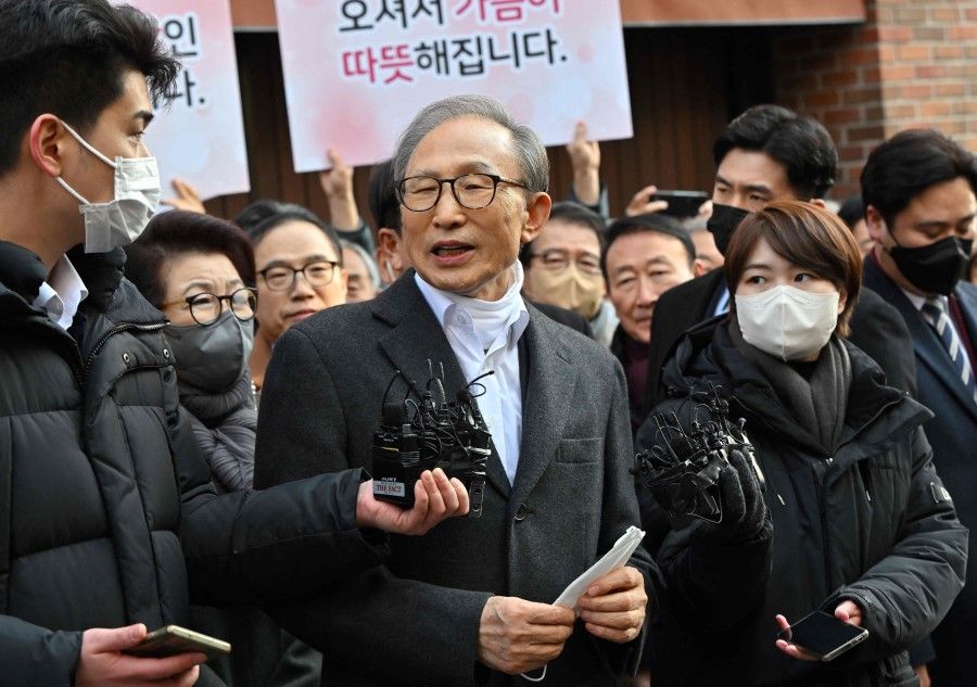 Former South Korean president Lee Myung-bak (centre) speaks to the media as he arrives at his home in Seoul on 30 December 2022, after he received a presidential pardon cutting short his 17-year sentence on corruption charges. (Jung Yeon-je/AFP)