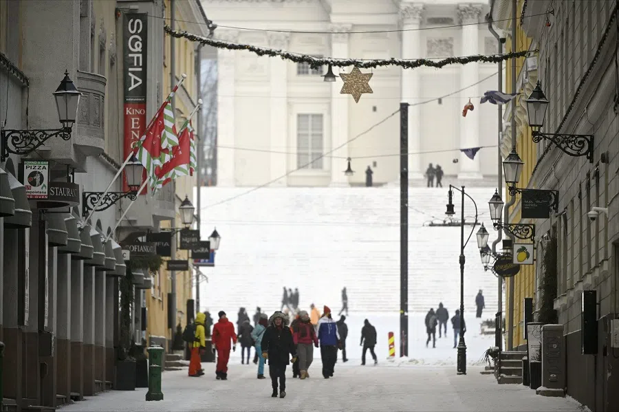 People are seen in a street in central Helsinki, Finland, on 3 January 2024. (Antti Aimo-Koivisto/Lehtikuva/AFP)