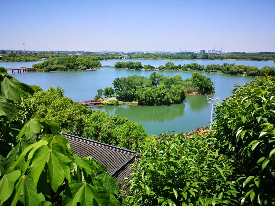 Jinshan Temple is located beside the Yangtze River, surrounded by water.