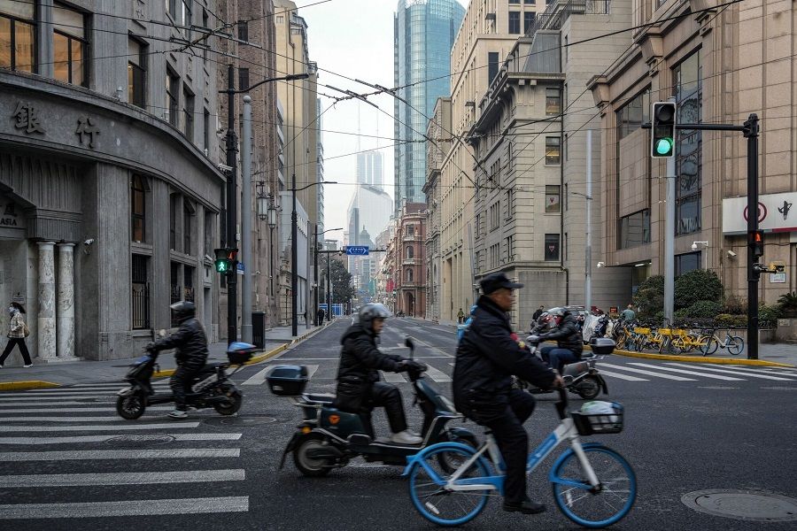 Motorists and cyclists on the Bund in Shanghai, China, on 9 January 2024. (Qilai Shen/Bloomberg)