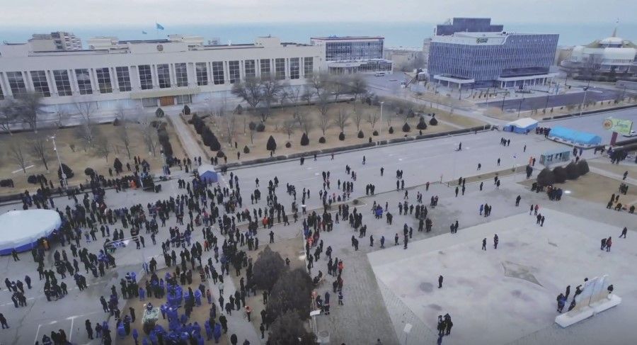 This video grab taken from drone images shows protesters gathering in a square outside an administration office in Aktau, the capital of the resource-rich Mangistau region in Kazakhstan on 6 January 2022. (Azamat Sarsenbayev/various sources/AFP)