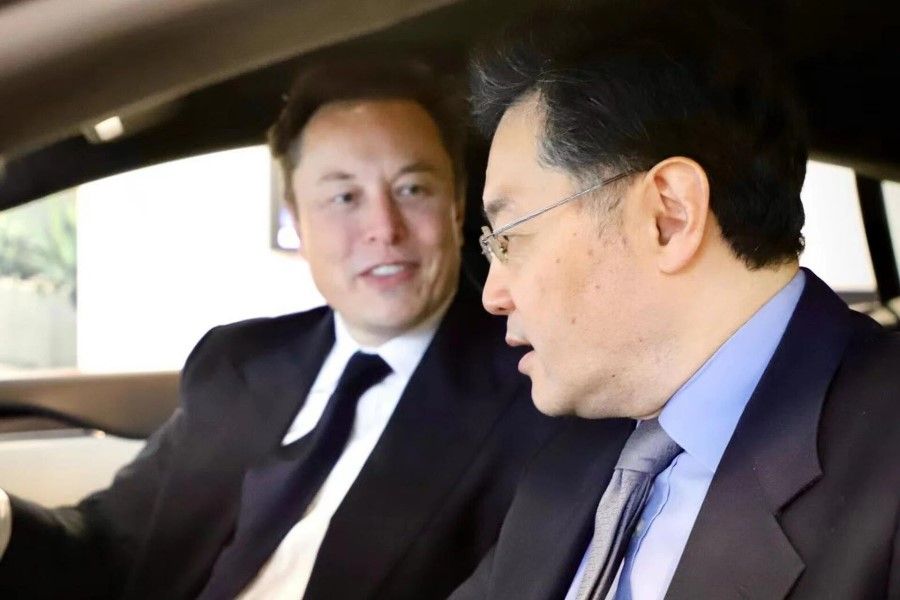 Chinese ambassador to the US Qin Gang (right) with Elon Musk, undated. (Internet)