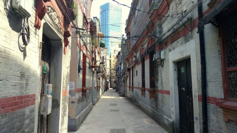 A shikumen alley in Shanghai's Jiabei district. (Photo: Aaron Zhu/Licensed under CC BY-SA 3.0)