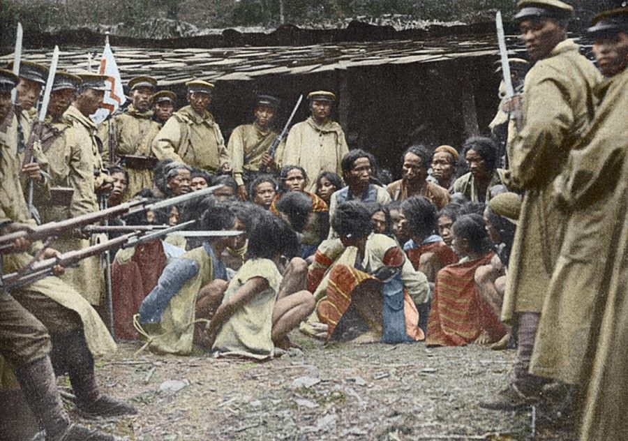 With the Truku War of 1914, the Japanese colonial government engaged in armed suppression of resistance by Taiwan's indigenous tribes. Here, they have gathered survivors regardless of age including women and children, pointing their bayonets at them at the instructions of the Japanese photographer while looking at the camera, leaving a memento of victory.