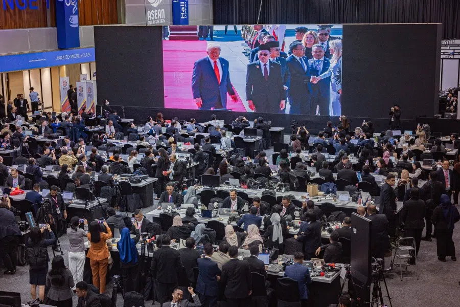  Members of the media watch a live broadcast of the arrival of US President Donald Trump, who is welcomed by Prime Minister Datuk Seri Anwar Ibrahim, in conjunction with the 47th ASEAN Summit and Related Summits at the Kuala Lumpur Convention Centre, 26 October 2025. (FotoBernama)