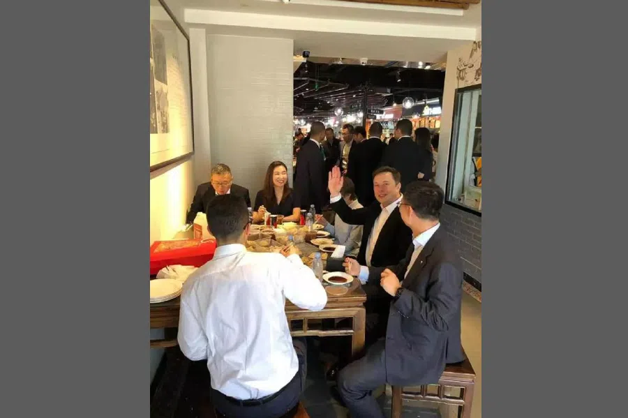 Elon Musk at a restaurant selling buns in Beijing, China, 2019. (Internet)