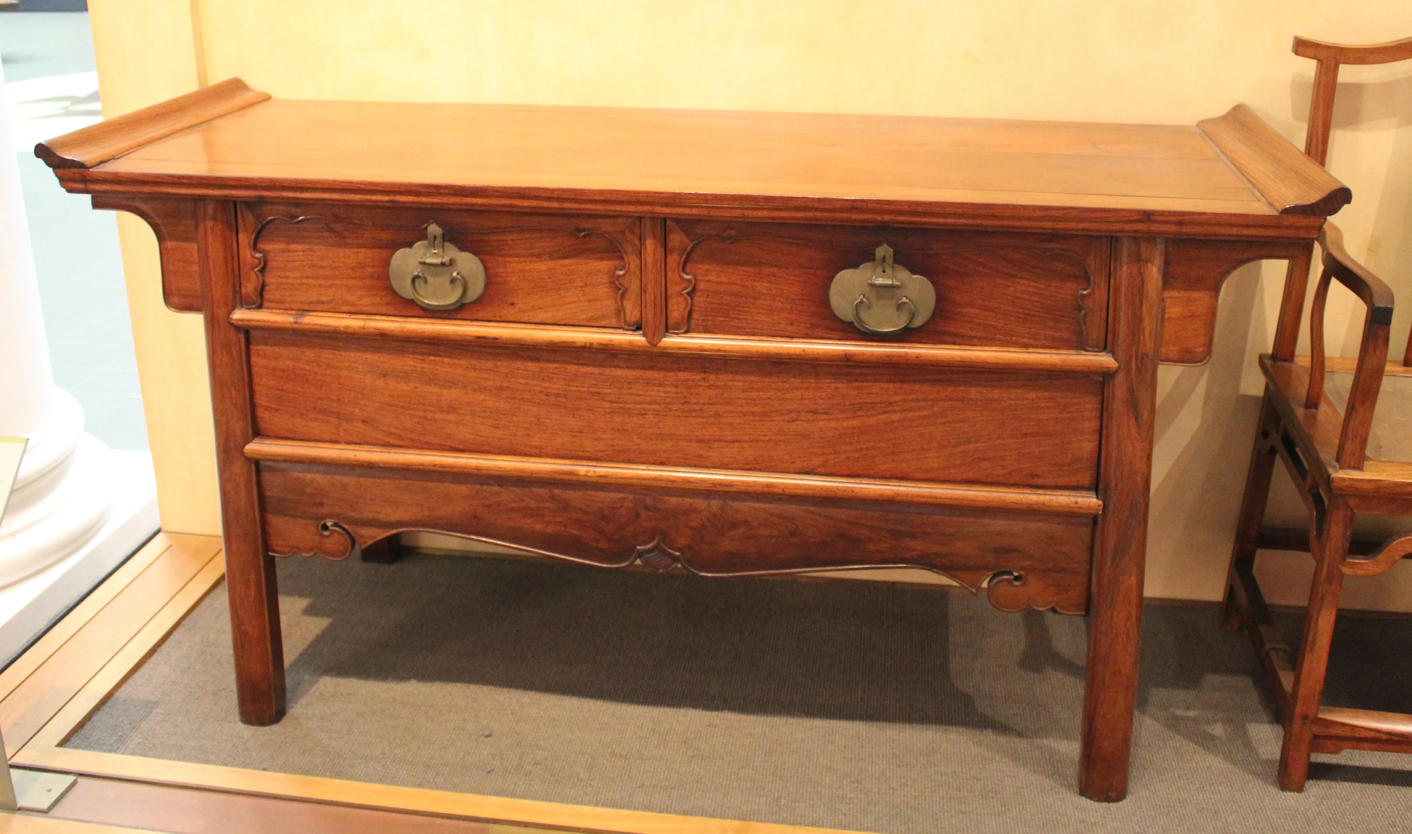 A Ming dynasty coffer in Huali wood with two drawers and brass lockplates, made in China, 1550-1600. (Photo: 14GTR/Licensed under CC BY-SA 1.0)