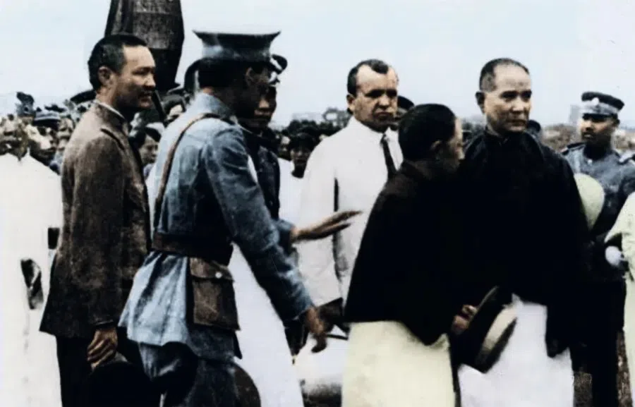 On 23 July 1924, Sun Yat-sen (right) attended the memorial service of the Soviet Union’s military adviser General Dmitry Pavlov in Guangzhou. Standing behind him is his bodyguard, Morris Cohen.