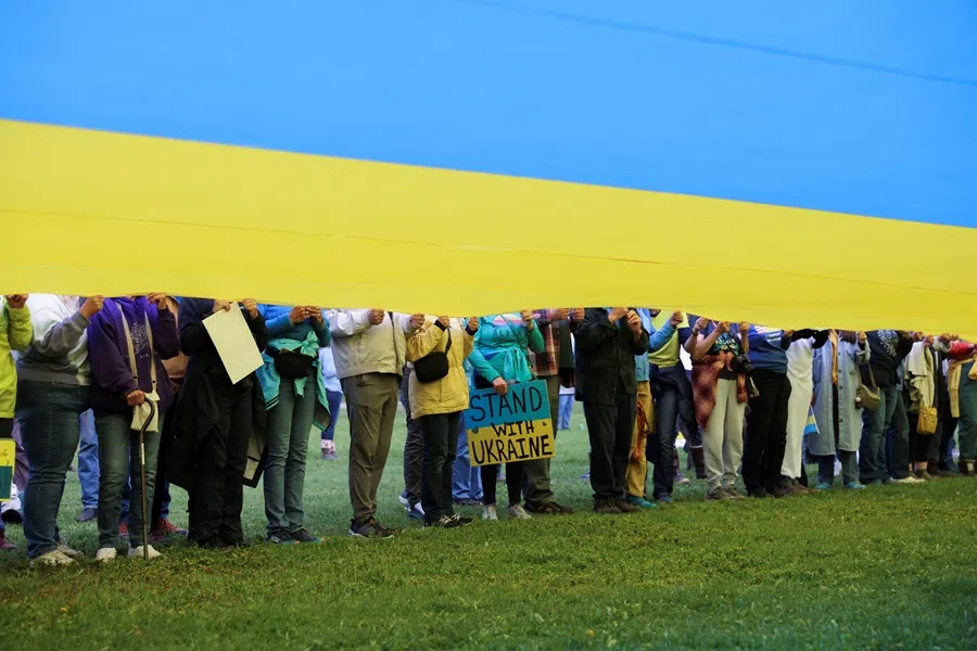 A large Ukrainian flag is displayed by demonstrators, after US President Donald Trump said that he and Russian President Vladimir Putin did not reach an agreement to resolve Moscow’s war in Ukraine after a nearly three-hour summit, in Anchorage, Alaska, US, on 15 August 2025. (Nathaniel Wilder/Reuters)