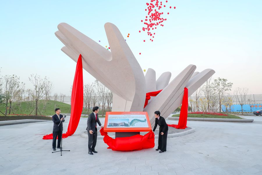 Sculpture unveiling at Sino-Singapore Tianjin Eco-City: Academic Zheng Yongnian pointed out that the various Sino-Singapore projects were indicative of China's needs for different industrial upgrades at different developmental stages. (Ministry of National Development and SPH)