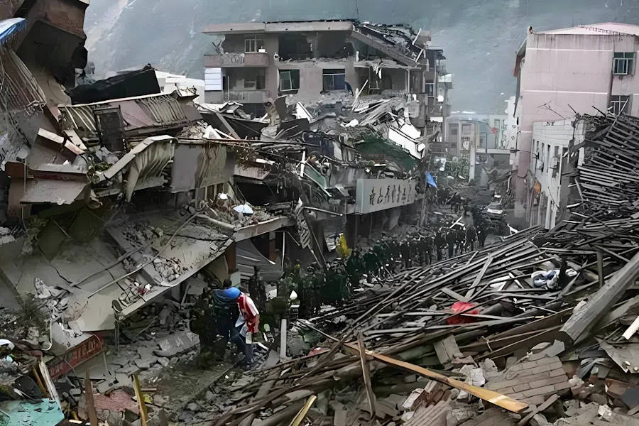 A rescue team from China’s People’s Liberation Army in a quake-hit area with collapsed houses during the 2008 Wenchuan earthquake. (Internet)