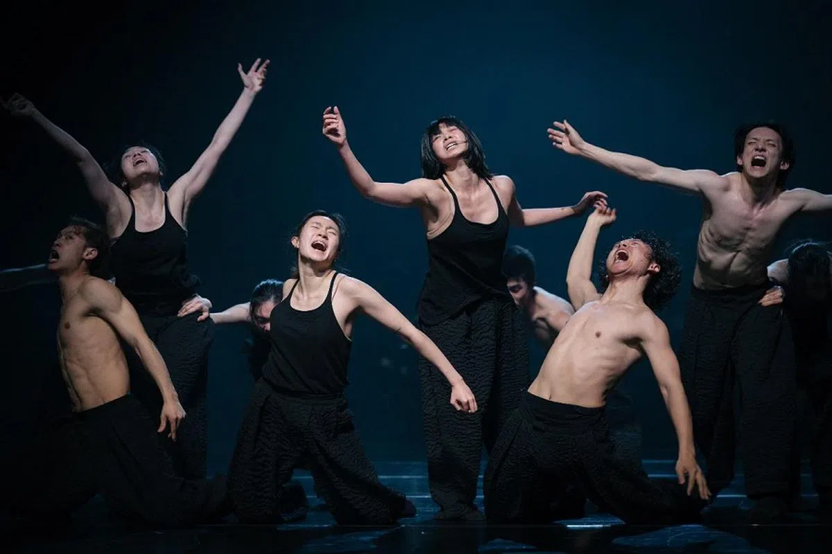 At points, the sheer pain on the dancer’s faces makes the performance a striking counterpart to Xie Xin’s own internal struggle.