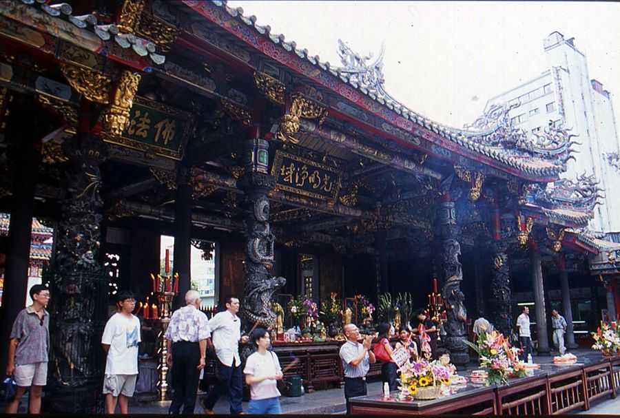 Devotees praying in Long Shan Temple at Wanhua of northern Taiwan. (Taiwan Visitors Association)