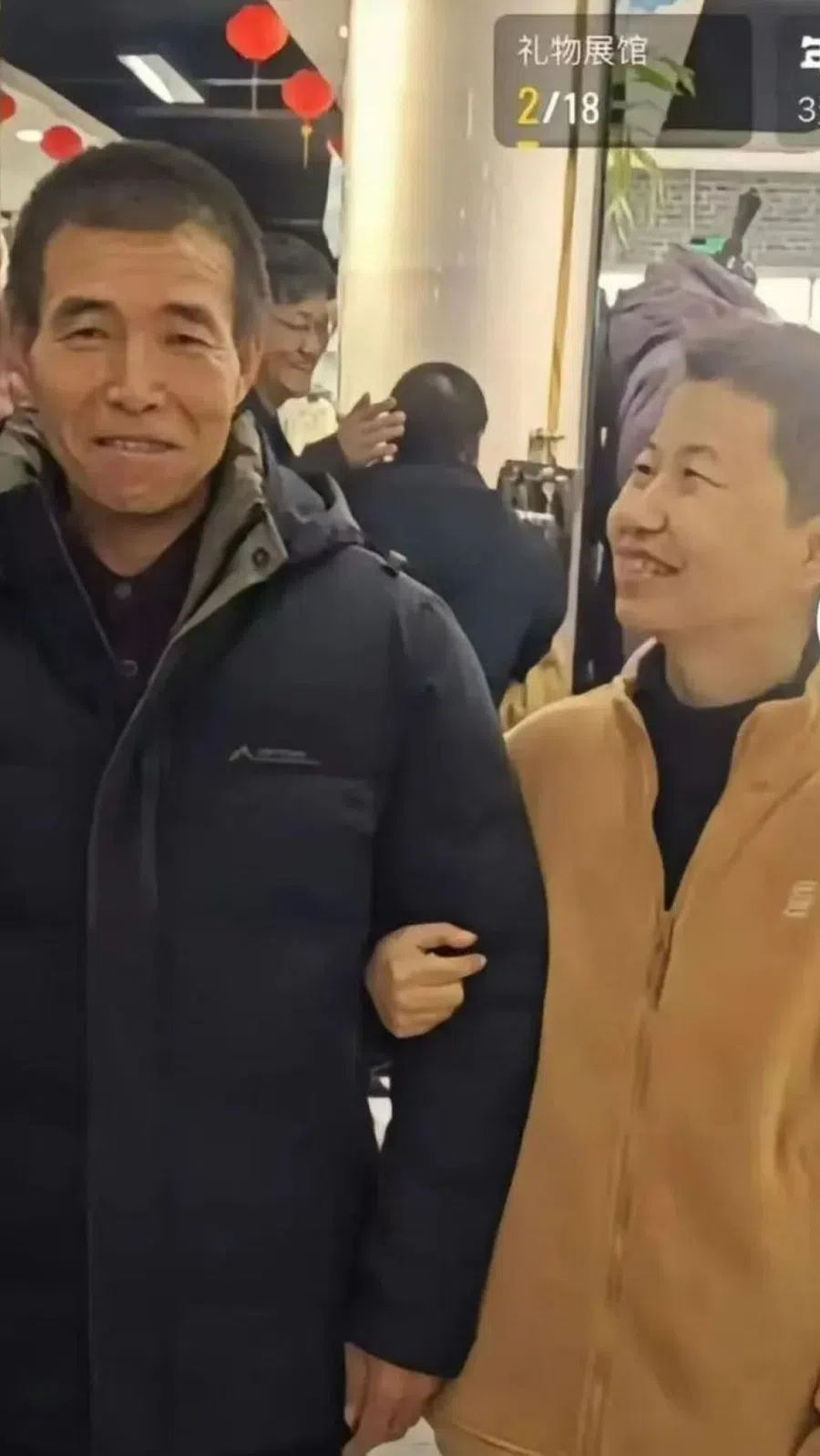 Zhang (left), the man who “took in” Bu, said that he has never hit her. (Internet)