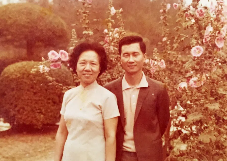Yao Hsiao Tung with his mother on tour in Taiwan in the 1970s. (Photo provided by interviewee)