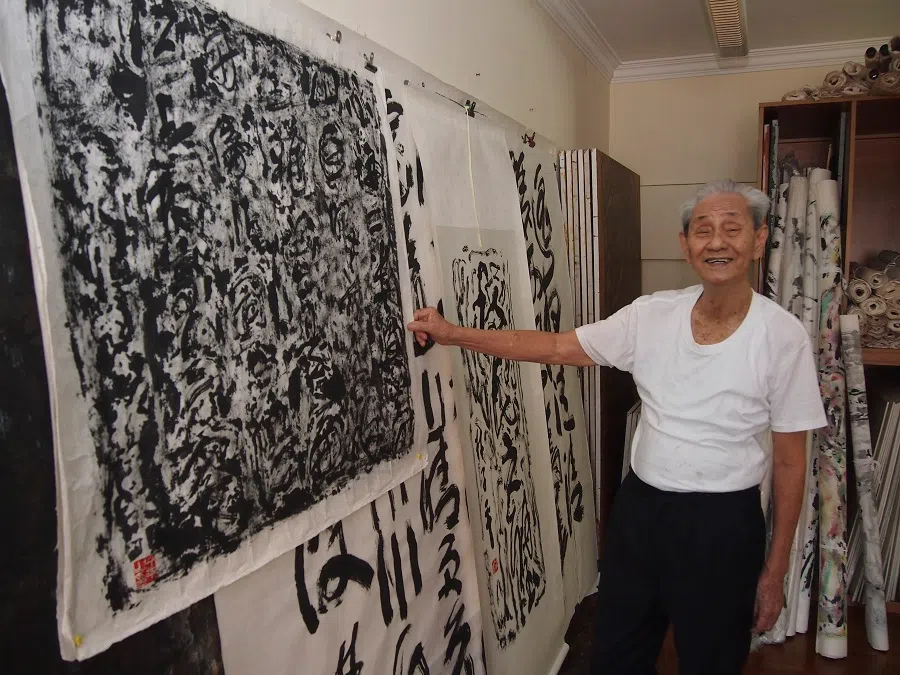 Lim Tze Peng experimenting with calligraphic strokes in his studio.