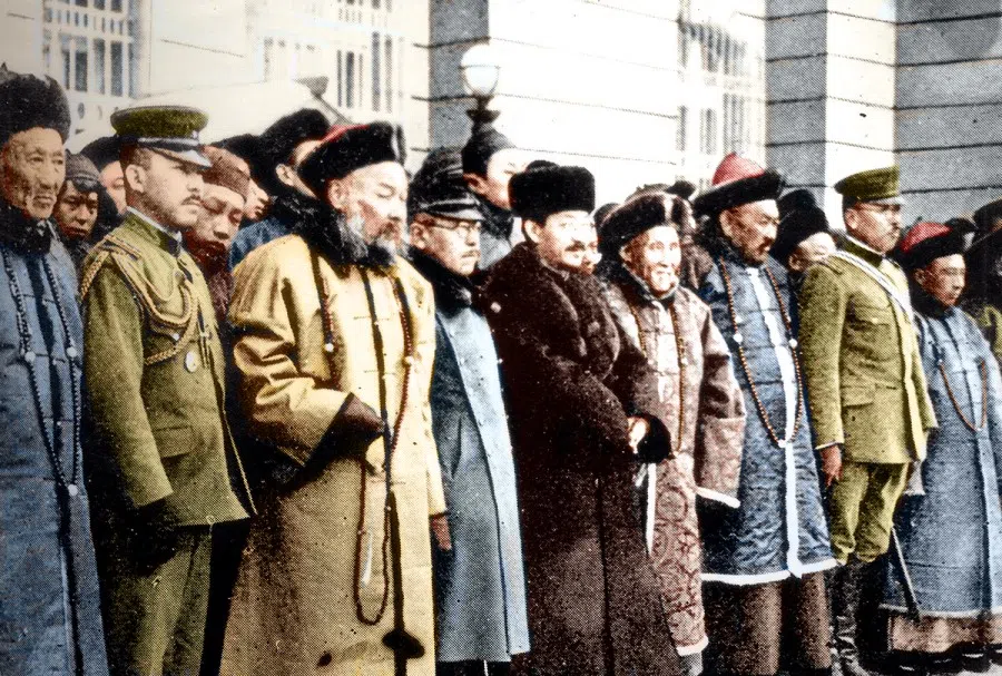 In 1932, the puppet government installed by the Japanese army in Kwantung established Manchukuo, and invited former Qing officials to the ceremony.