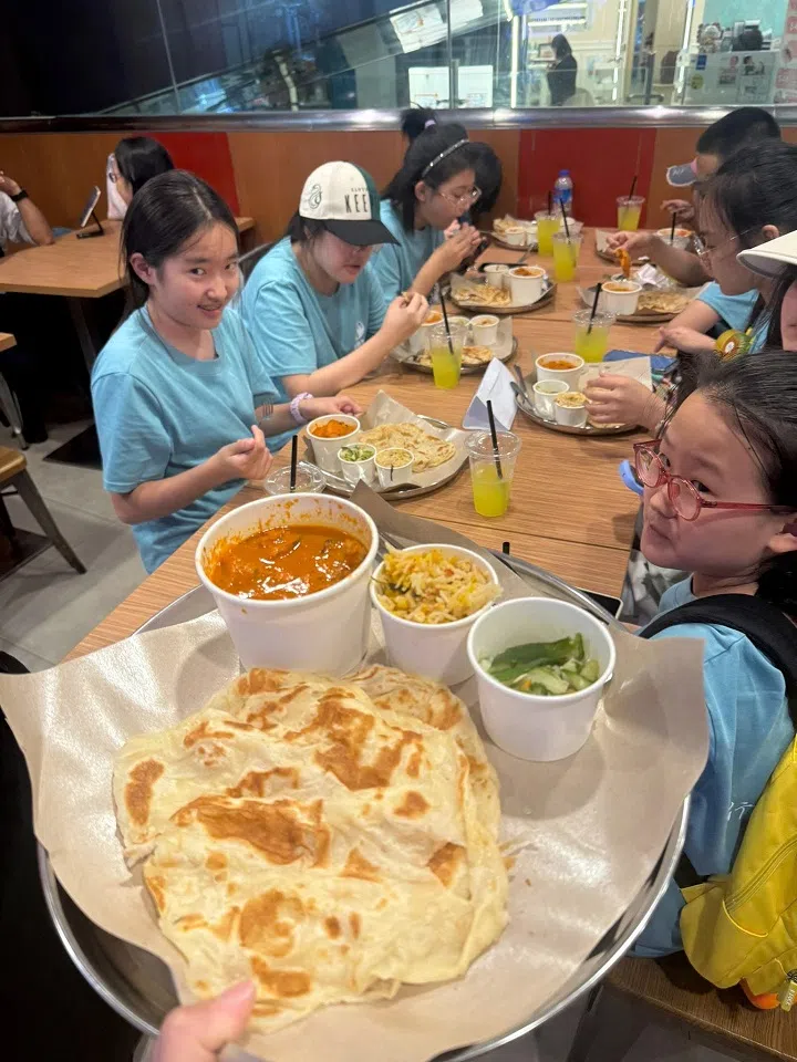 Students from a Xinjiang ski school saw how roti prata is made and got to eat it. (Photo provided by interviewee)
