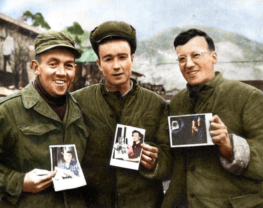 American POWs showing photos from home, 1951. The volunteer troops treated UNC POWs well, paving the way for peaceful China-US relations.