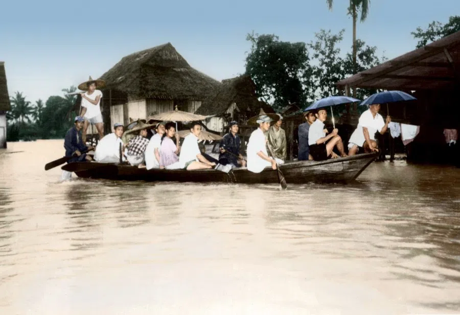 In 1954, heavy rain caused severe floods, and people had to evacuate by small boats along flooded roads. Such scenes were common during major floods.