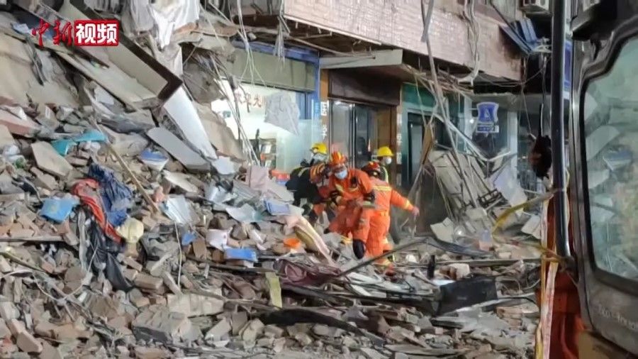 An image showing rescue efforts following the collapse of a residential building in Changsha. (Internet)