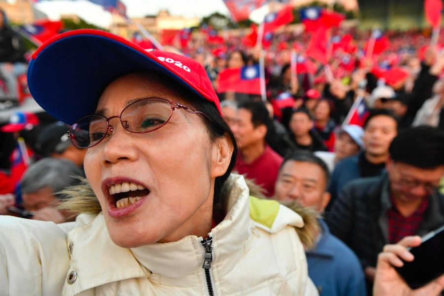 This picture taken on 8 December 2019 shows a supporter of KMT's presidential candidate Han Kuo-yu chanting slogans during a campaign rally at a public stadium in Panchiao district in New Taipei City. (Sam Yeh/AFP)