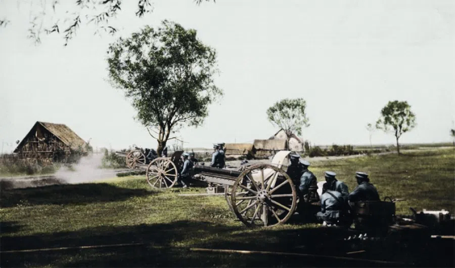 The Qing army artillery squad fires on the revolutionaries with 75-millimetre Krupp cannons, October 1911. This new weaponry was very damaging and posed a serious threat to the revolutionaries.