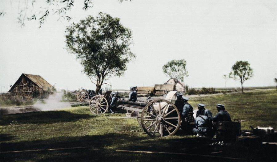 The Qing army artillery squad fires on the revolutionaries with 75-millimetre Krupp cannons, October 1911. This new weaponry was very damaging and posed a serious threat to the revolutionaries.