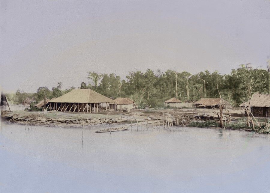 The goods distribution centre near the mouth of the Kallang River. The Kallang River used to be much wider than it is today. In the 1930s, the river was filled in and roads were built, so that the river became narrower. This photograph shows the wide Kallang River as it used to be.