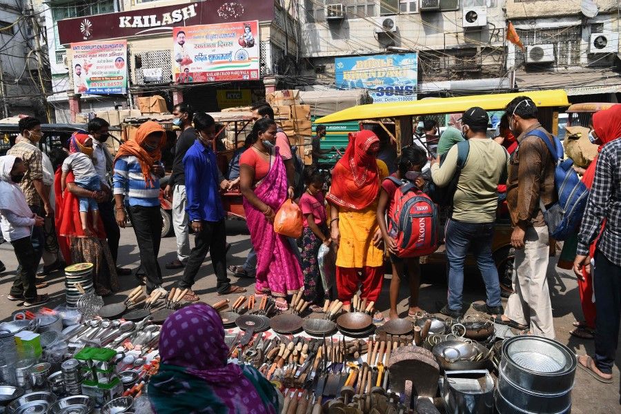 People wearing facemasks as a preventive measure against the Covid-19 coronavirus crowd in a market area in the old quarters of New Delhi on 11 October 2020. (Photo by Sajjad HUSSAIN / AFP)