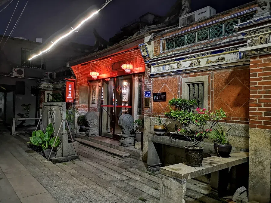 A tranquil alleyway housing a traditional Minnan-style residence.