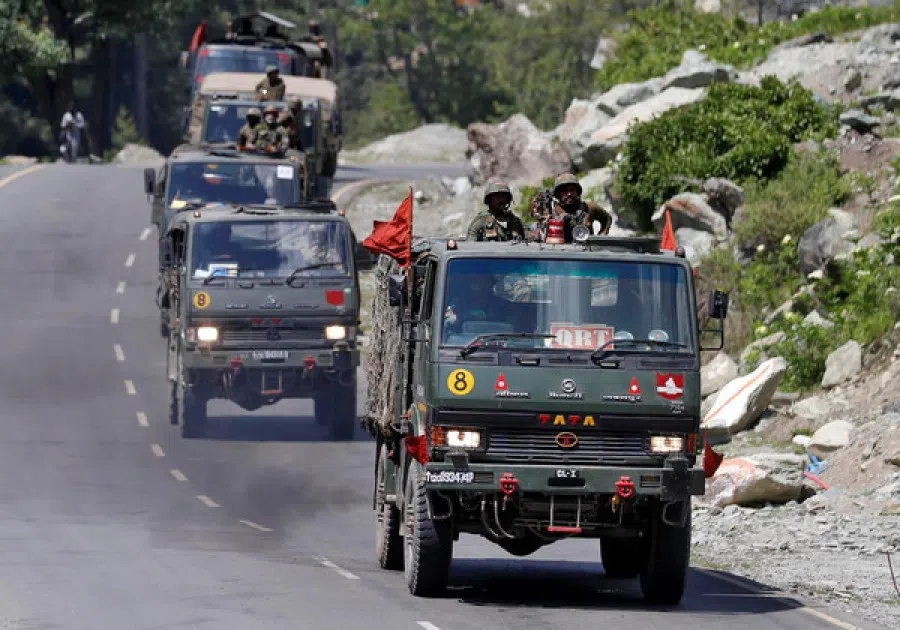 An Indian Army convoy moves along a highway leading to Ladakh, at Gagangeer, during the Galwan Valley crisis, 2020. (Internet)
