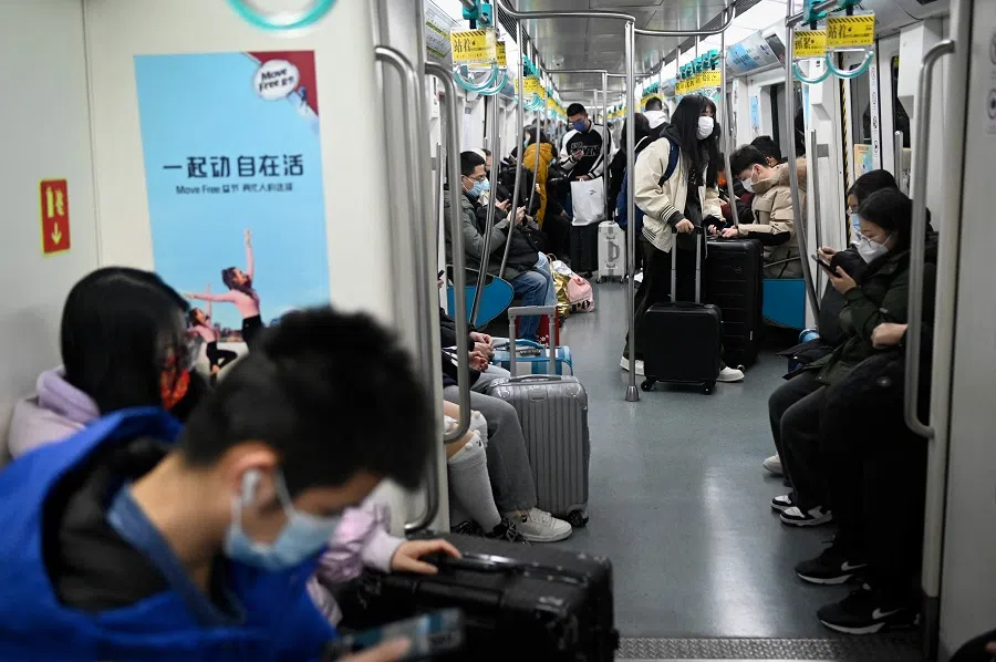 Passengers take a subway train with their luggage in Beijing, China, on 19 January 2023. (Wang Zhao/AFP)