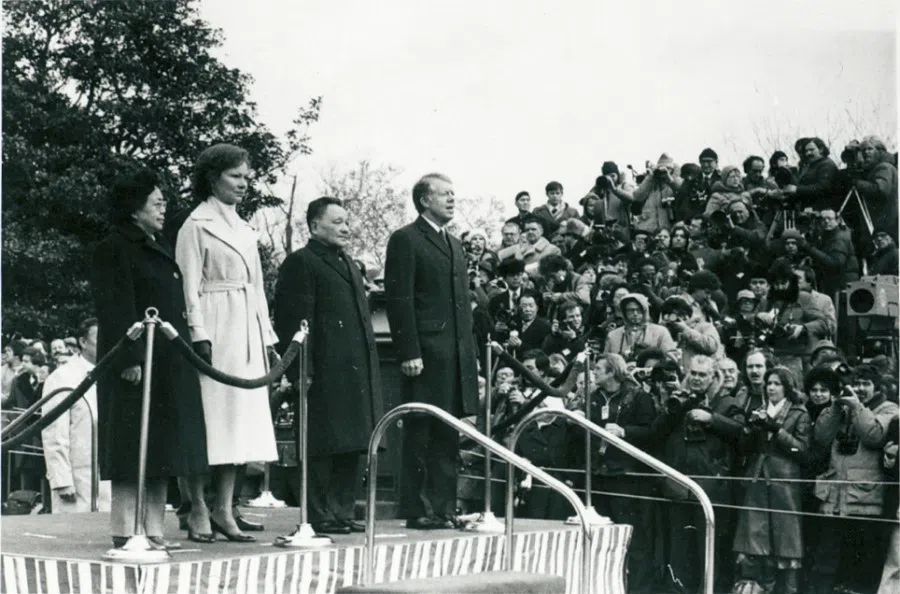 In 1979, US President Jimmy Carter held a welcome ceremony at the White House for visiting Chinese Vice-Premier Deng Xiaoping.