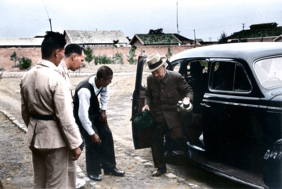 In September 1946, Hisao Tani was transported from Shanghai to Nanjing Prison. Upon disembarking, he carried a thermos flask, preparing for his trial at the war crimes tribunal.