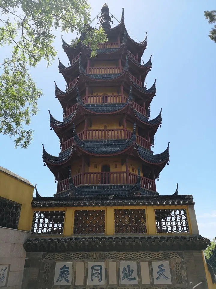 The iconic Cishou Pagoda stands on the very top of Mount Jin.