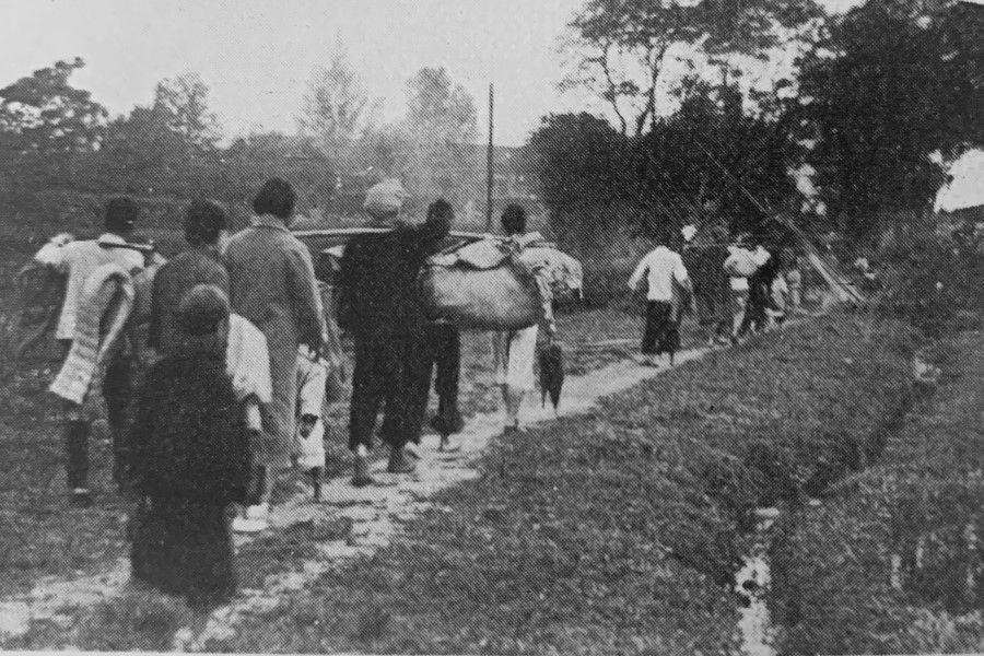 Victims fleeing their homes in Dananpu following the 1935 Taichung earthquake.