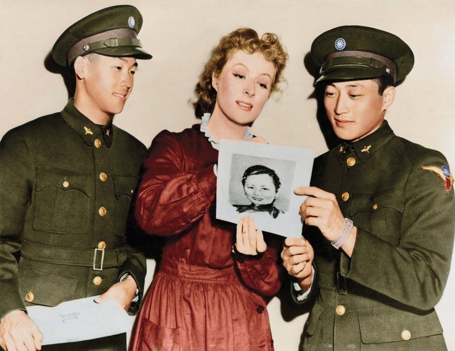 1944, Los Angeles - Tong Shih-liang and Ma Yu, two Chinese pilots sent to the US for training, obtain autographs from movie star Greer Garson. Interestingly, one of the autographs was written on a photograph of Madame Chiang during her visit to the US. The two young pilots arrived in the US a few weeks earlier, and their training base was close to Hollywood. Tong's father, Hollington Tong, was the vice-minister of information, and accompanied Madame Chiang on her visit to the US. Greer Garson won an Academy Award for Best Actress for her performance in the movie Mrs Miniver.