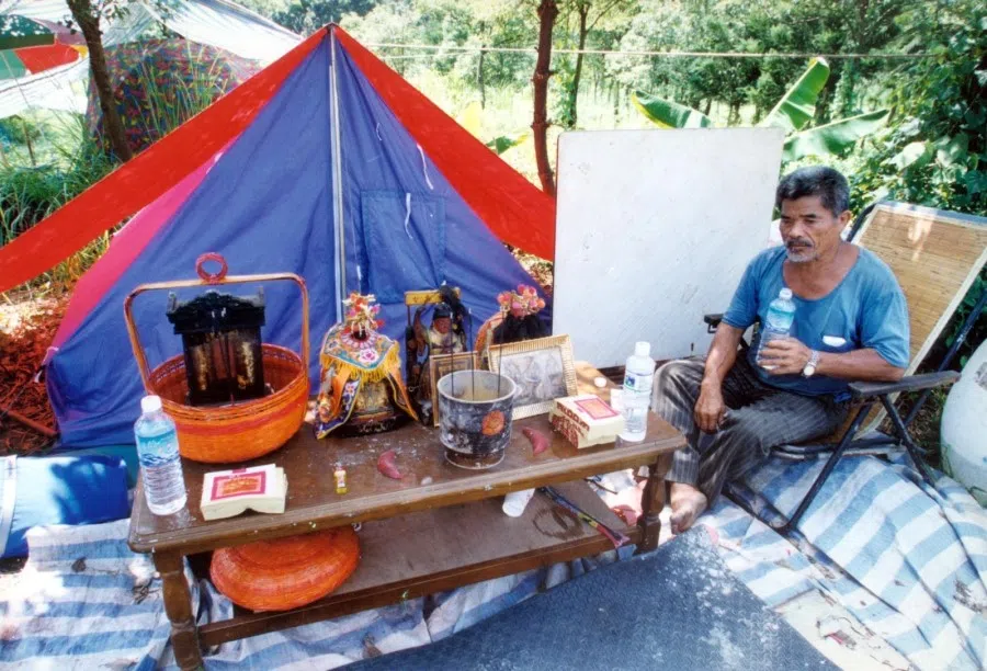 In 1999, during the 921 earthquake, Zhongliao township, Nantou county, was in a dire situation. A visually impaired resident surnamed Zhang lost his home when it collapsed. With nothing left, through sheer willpower, he managed to salvage his ancestors' and deities' tablets from the rubble.