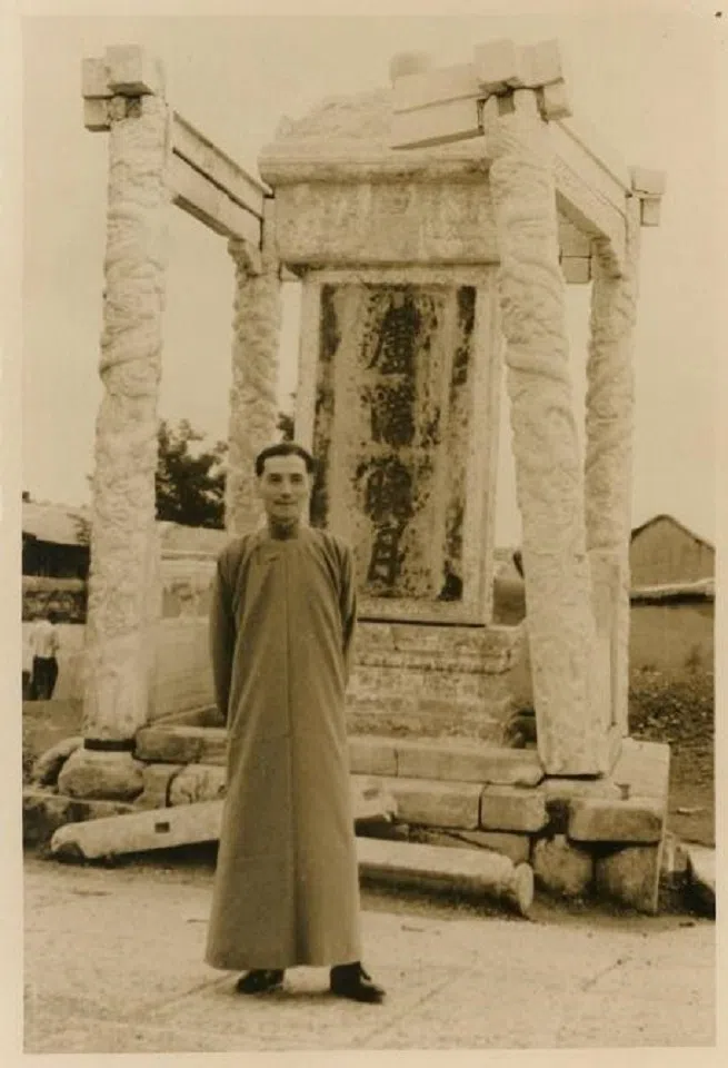 Wang Lengzhai at a memorial to the Lugou Bridge incident. The stele with Qianlong Emperor’s words, “卢沟晓月” (Morning moon over the Lugou River), near the eastern end of Marco Polo Bridge (Lugou Bridge). 