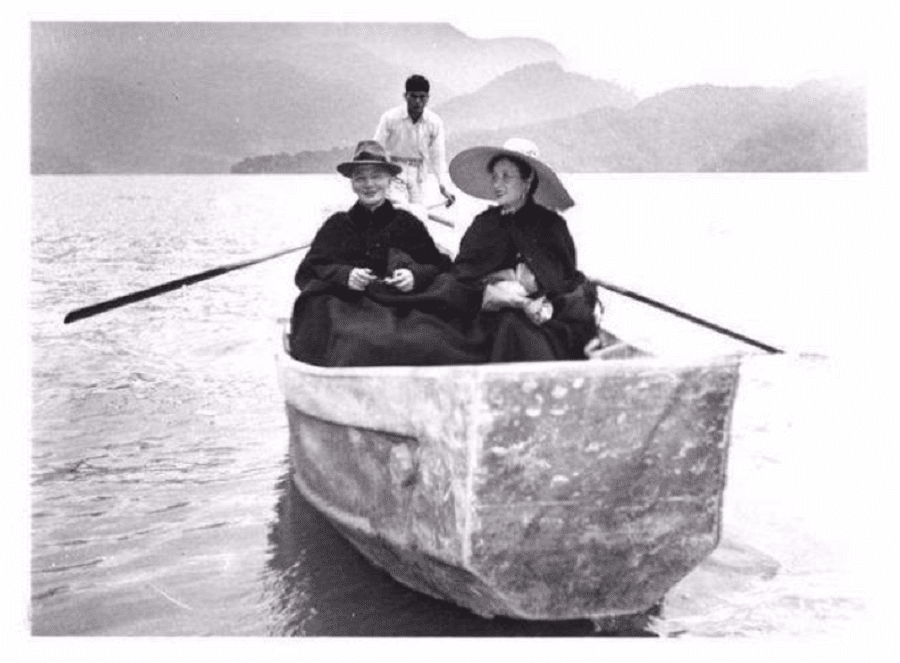 Chiang Kai-shek and Soong Mei-ling in a boat on Sun Moon Lake. (Internet)