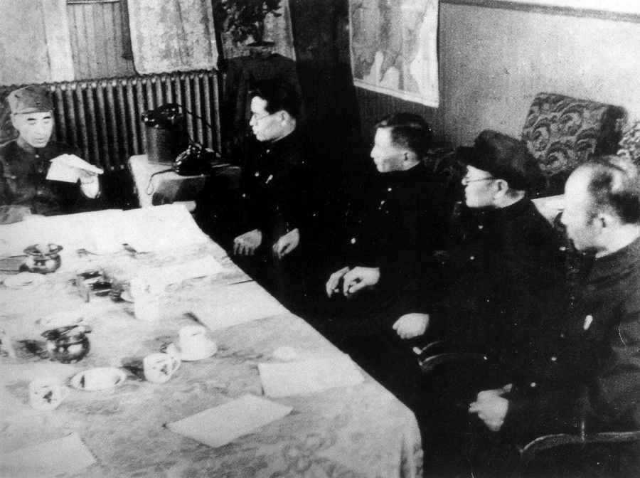 In 1946, the CCP army arrived in northeastern China and held a political meeting. The leader of the troop, Lin Biao (leftmost) was one of the attendees.