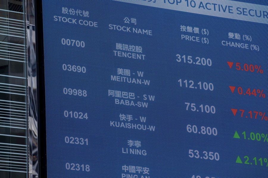 An electronic screen displays the stock figures for companies including Tencent Holdings Ltd., from top, Meituan, Alibaba Group Holding Ltd., Kuaishou Technology and Li Ning Co. in Hong Kong, China, on Tuesday, 15 March 2022. (Paul Yeung/Bloomberg)
