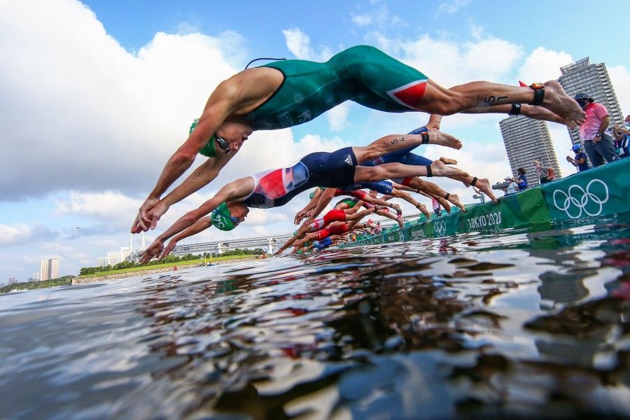 Athletes compete in the men's individual triathlon competition during the Tokyo 2020 Olympic Games at the Odaiba Marine Park in Tokyo on 26 July 2021. (Antonio Bronic/AFP)