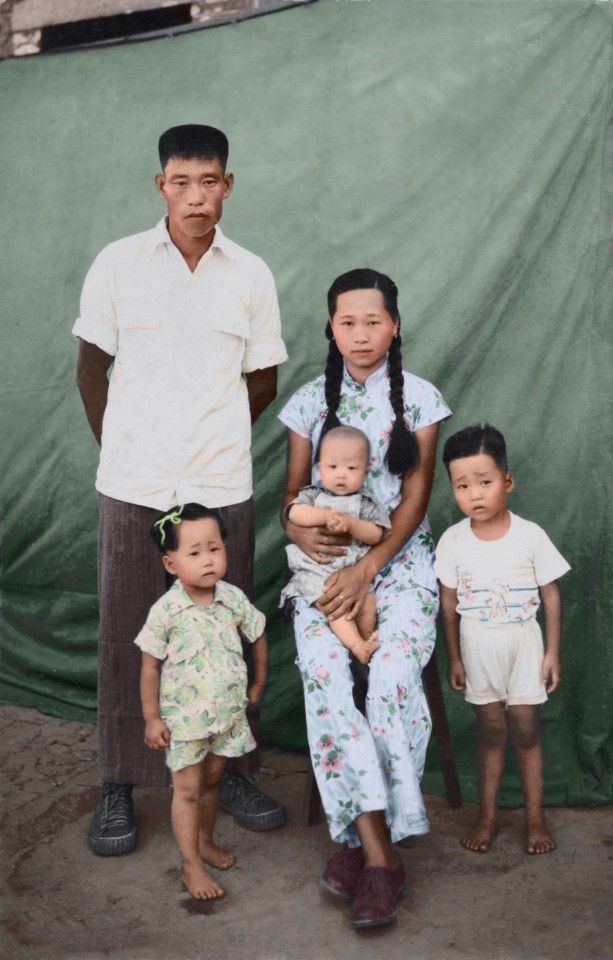 A Filipino-Chinese family, 1950s. The earliest Chinese immigrants to the Philippines came from southern Fujian, bringing Chinese culture and customs with them.