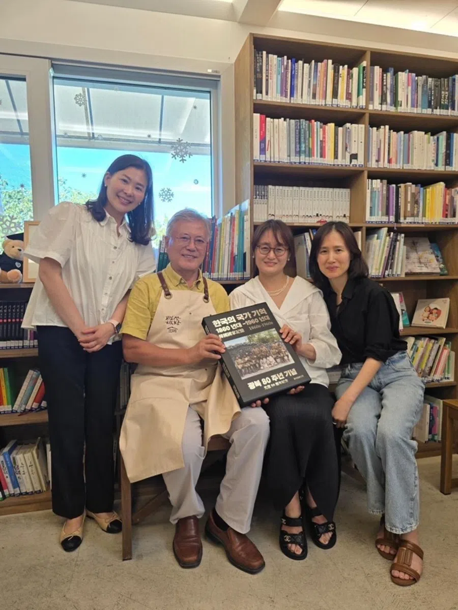 Our Korean friends visited former President Moon Jae-in’s bookstore and took a photo with our photo book.