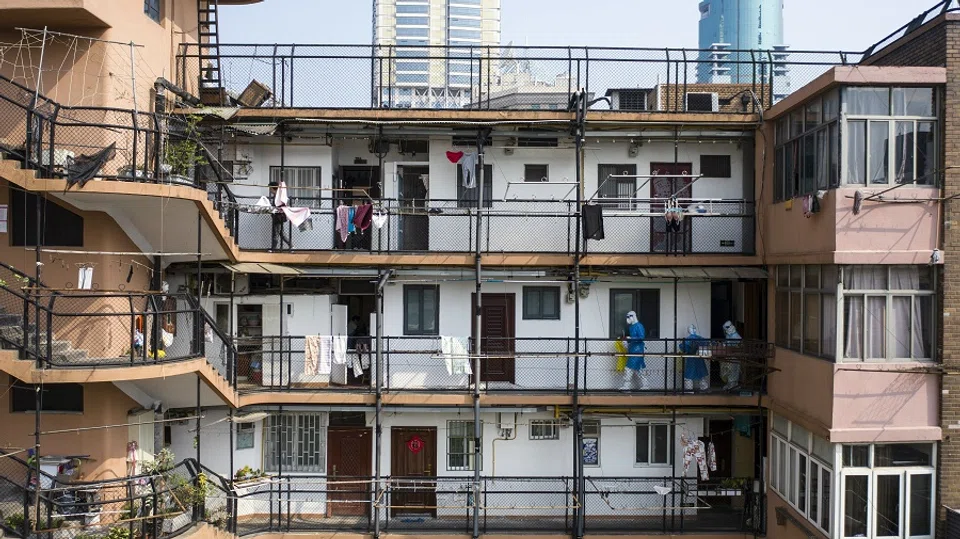 Quarantine workers in personal protective equipment (PPE) at a residential building during a lockdown due to Covid-19 in Shanghai, China, on 20 April 2022. (Qilai Shen/Bloomberg)